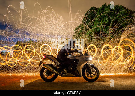 Moto Honda CBR500 gravure portrait éclairé avec laine fil / temps d'exposition Banque D'Images