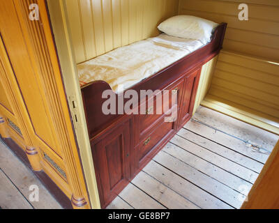 Cette photographie, intitulée 'de Buffel, verblijf foto 5', montre l'enclos pour animaux abritant un buffle dans une installation animalière ou zoologique. L'image capture le buffle dans son environnement, offrant un aperçu détaillé de son habitat et de ses caractéristiques physiques. Banque D'Images