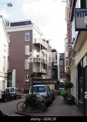 Une photographie vintage de Gérard Doustraat, une rue d'Amsterdam, menant à Van Woustraat. Cette image du début du XXe siècle capture la scène urbaine avec son architecture distinctive, mettant en valeur le charme du paysage urbain d'Amsterdam de cette époque. Banque D'Images