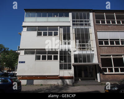 Une école Montessori, peut-être située dans la zone Albrecht DC3BCrerstraat, est représentée sur cette image. L'école reflète les principes de l'éducation Montessori, en mettant l'accent sur l'apprentissage individuel, les expériences pratiques et les activités de développement pour les enfants. Banque D'Images