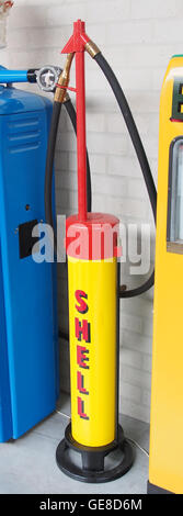Cette photographie représente une ancienne pompe Shell, mettant en évidence le design classique des distributeurs de carburant vintage. L'image capture l'essence des stations-service du début du XXe siècle, offrant un aperçu de l'histoire de la technologie de ravitaillement et de la culture de consommation. Banque D'Images