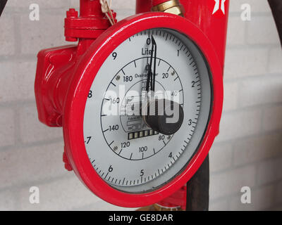 Cette image montre une ancienne pompe à essence Texaco, une relique du début du 20ème siècle quand de telles pompes étaient un spectacle courant dans les stations-service. La pompe met en valeur le design vintage et la marque de la société Texaco, reflétant l'histoire de la culture automobile américaine et l'évolution de la technologie des carburants. Banque D'Images