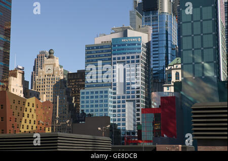 Vue sur le fil Reuters bâtiment de service (C) sur Times Square depuis le toit de la Port Authority Bus Station de New York, U Banque D'Images