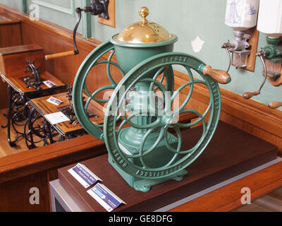 Le Peugeot Moulin C3A0 Café, un moulin à café de style vintage, est typique du design français traditionnel et du savoir-faire de haute qualité, couramment utilisé dans les cafés pour moudre les grains de café. Banque D'Images