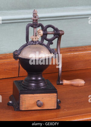 Cette image présente le Peugeot Moulin C3A0, un moulin à café vintage connu pour son design classique et sa fonctionnalité. La pièce met en évidence l'ingénierie mécanique et l'esthétique du design des outils de cuisine du début du XXe siècle. Banque D'Images