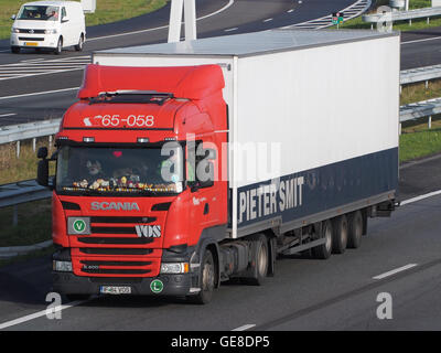Le R400 SCANIA est un camion lourd fabriqué par SCANIA, utilisé principalement dans la logistique et le transport. Il est souvent associé à la flotte vos, dirigée par Pieter Smit. Le R400 est connu pour ses performances puissantes et sa fiabilité dans l'industrie du transport. Banque D'Images
