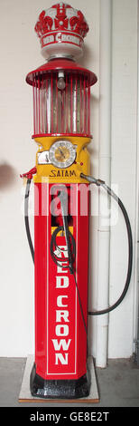 La « Satam Red Crown Petrolpump » est une image emblématique de la culture des stations-service américaines du milieu du XXe siècle. Cette pièce vintage capture le design d'une pompe à essence à couronne rouge, symbolisant l'influence de l'époque sur la publicité de carburant. Banque D'Images