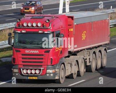 Cette image présente le véhicule Scania fabriqué par W B van der Donk & Zn. Scania est connue pour ses camions et véhicules utilitaires durables, et cette image met en valeur l’un de leurs modèles performants. Banque D'Images
