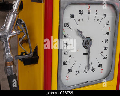 L'image capture une pompe à benzine vintage à coque scellée, une relique de la technologie de distribution de carburant du début du XXe siècle. Cette pompe reflète les avancées industrielles dans la distribution de carburant au cours de son époque. Banque D'Images