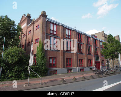 Cette image capture une vue panoramique de Van Diemenstraat et Het Veer, mettant en valeur les aspects calmes mais historiques de ces zones. La représentation reflète leur importance dans l'histoire locale, avec l'architecture et l'environnement naturel complétant l'environnement tranquille. Banque D'Images