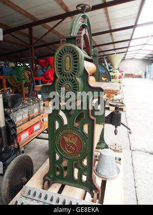 La Velowaschmachine, exposée au Museum voor nostalgie en Techniek à Rotterdam, est une machine historique utilisée pour laver les vêtements, reflétant les avancées technologiques du début du XXe siècle. Banque D'Images