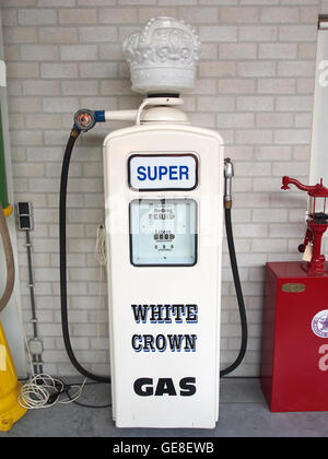 Cette photographie montre une pompe à essence vintage White Crown Gas Beckmeter, une pièce historique de la technologie des carburants automobiles du début du XXe siècle. L'image met en évidence le design et la marque de la pompe, symbole des premières infrastructures de ravitaillement automobile. Banque D'Images