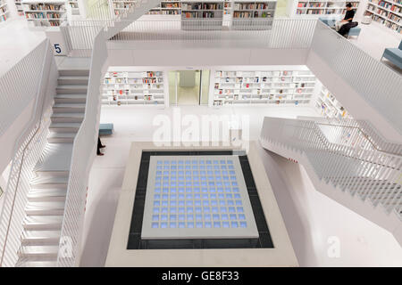 STUTTGART, ALLEMAGNE - 1 juillet 2016 : l'intérieur de nouvelle bibliothèque publique de Stuttgart. La bibliothèque, ouverte en octobre 2011 et conçu Banque D'Images