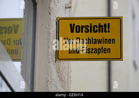 Panneau d'avertissement pour les glaçons et la neige qui tombe du toit, Munich, Allemagne Banque D'Images