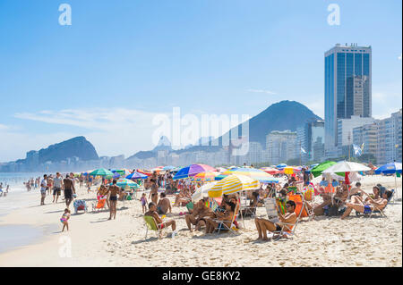 RIO DE JANEIRO - février 27, 2016 : la foule des amateurs de remplir la plage de Copacabana avec parasols colorés par un beau jour d'été. Banque D'Images