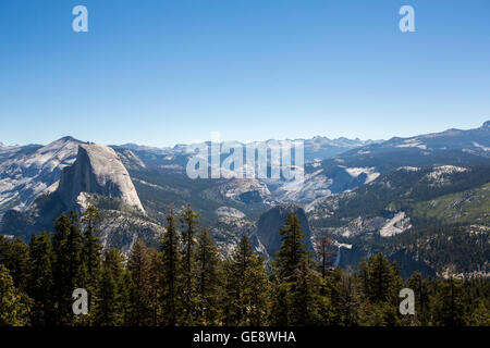 Une vue sur la vallée Yosemite à demi dôme de point de sentinelles, Yosemite National Park, Californie, l'Amérique Banque D'Images