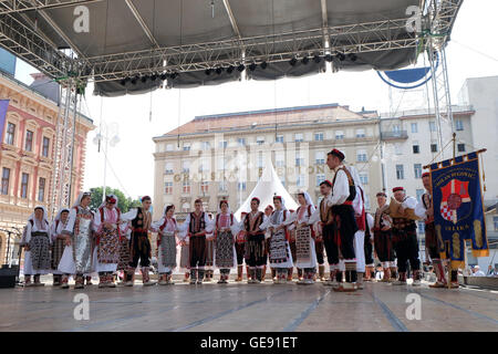 Les membres du groupe folklorique de Vrlika, la Croatie pendant le 50e Festival International de Folklore dans le centre de Zagreb, Croatie Banque D'Images