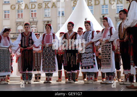 Les membres du groupe folklorique de Vrlika, la Croatie pendant le 50e Festival International de Folklore dans le centre de Zagreb, Croatie Banque D'Images