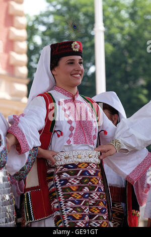 Les membres du groupe folklorique de Vrlika, la Croatie pendant le 50e Festival International de Folklore dans le centre de Zagreb, Croatie Banque D'Images