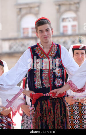 Les membres du groupe folklorique de Vrlika, la Croatie pendant le 50e Festival International de Folklore dans le centre de Zagreb, Croatie Banque D'Images