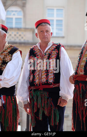 Les membres du groupe folklorique de Vrlika, la Croatie pendant le 50e Festival International de Folklore dans le centre de Zagreb, Croatie Banque D'Images