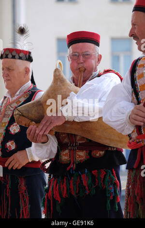 Les membres du groupe folklorique de Vrlika, la Croatie pendant le 50e Festival International de Folklore dans le centre de Zagreb, Croatie Banque D'Images