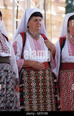 Les membres du groupe folklorique de Vrlika, la Croatie pendant le 50e Festival International de Folklore dans le centre de Zagreb, Croatie Banque D'Images