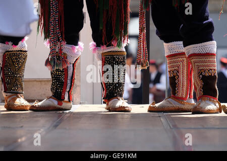 Les membres du groupe folklorique de Vrlika, la Croatie pendant le 50e Festival International de Folklore dans le centre de Zagreb, Croatie Banque D'Images