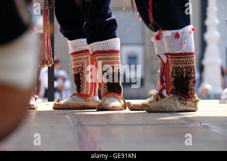 Les membres du groupe folklorique de Vrlika, la Croatie pendant le 50e Festival International de Folklore dans le centre de Zagreb, Croatie Banque D'Images