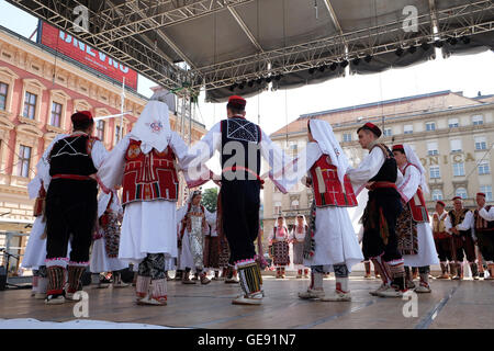 Les membres du groupe folklorique de Vrlika, la Croatie pendant le 50e Festival International de Folklore dans le centre de Zagreb, Croatie Banque D'Images