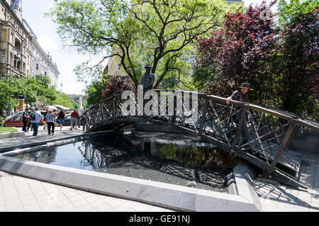 Une statue d'Imre Nagy, héros national près du Parlement, à côté de la place Kossuth à Budapest, en Hongrie. Banque D'Images