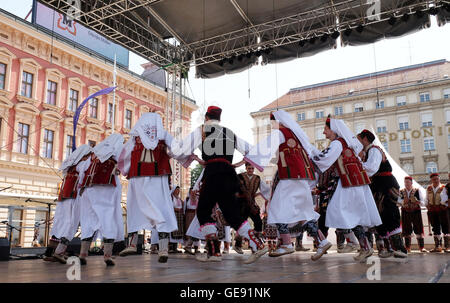 Les membres du groupe folklorique de Vrlika, la Croatie pendant le 50e Festival International de Folklore dans le centre de Zagreb, Croatie Banque D'Images