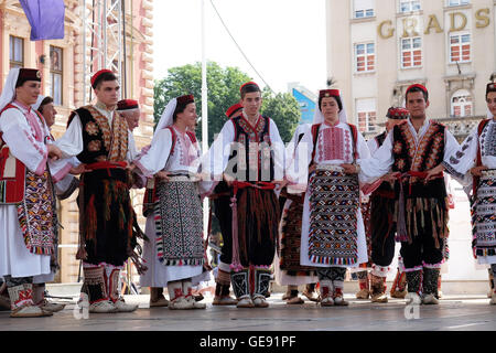 Les membres du groupe folklorique de Vrlika, la Croatie pendant le 50e Festival International de Folklore dans le centre de Zagreb, Croatie Banque D'Images