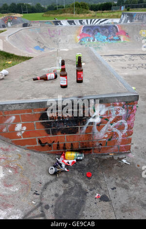 Bouteilles un détritus laissés à la skate park après une fête en plein air par les jeunes du village. 23 Juillet 2016 Banque D'Images