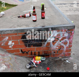 Bouteilles un détritus laissés à la skate park après une fête en plein air par les jeunes du village. 23 Juillet 2016 Banque D'Images