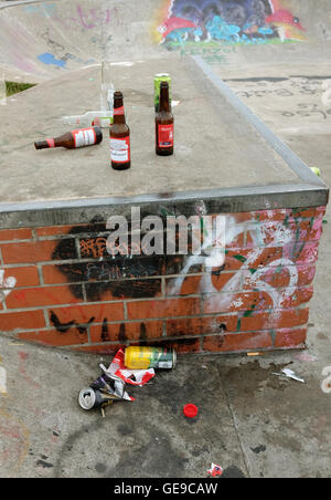 Bouteilles un détritus laissés à la skate park après une fête en plein air par les jeunes du village. 23 Juillet 2016 Banque D'Images