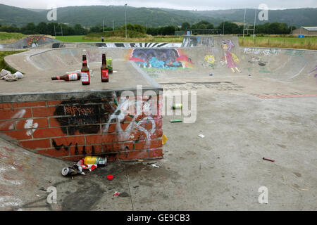 Bouteilles un détritus laissés à la skate park après une fête en plein air par les jeunes du village. 23 Juillet 2016 Banque D'Images