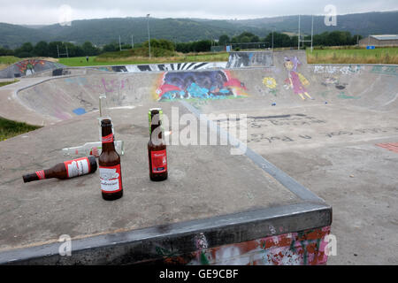 Bouteilles un détritus laissés à la skate park après une fête en plein air par les jeunes du village. 23 Juillet 2016 Banque D'Images