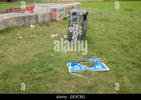 Bouteilles un détritus laissés à la skate park après une fête en plein air par les jeunes du village. 23 Juillet 2016 Banque D'Images