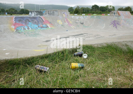 Bouteilles un détritus laissés à la skate park après une fête en plein air par les jeunes du village. 23 Juillet 2016 Banque D'Images