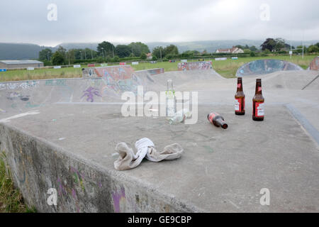 Bouteilles un détritus laissés à la skate park après une fête en plein air par les jeunes du village. 23 Juillet 2016 Banque D'Images