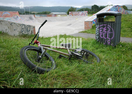 Vélo BMX nuit à gauche le skate park à Cheddar, Somerset, Angleterre. 23 Juillet 2016 Banque D'Images