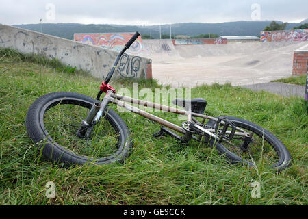 Vélo BMX nuit à gauche le skate park à Cheddar, Somerset, Angleterre. 23 Juillet 2016 Banque D'Images