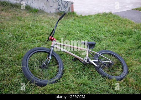 Vélo BMX nuit à gauche le skate park à Cheddar, Somerset, Angleterre. 23 Juillet 2016 Banque D'Images