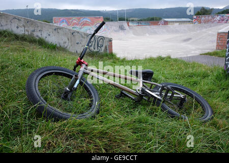 Vélo BMX nuit à gauche le skate park à Cheddar, Somerset, Angleterre. 23 Juillet 2016 Banque D'Images