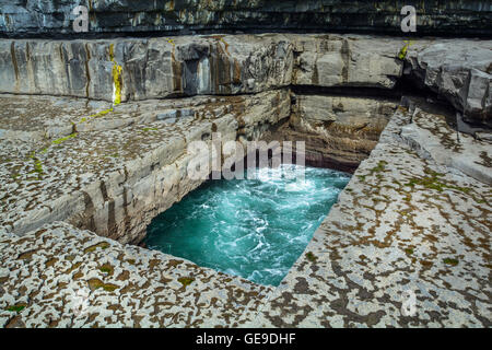 La piscine naturelle de ver, rocky dans l'Inishmore, Aran Islands Banque D'Images