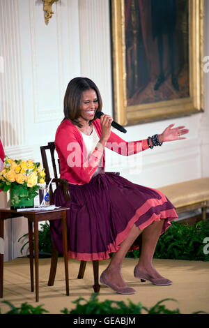 Washington, DC Avril 24,2014--Première Dame Michelle Obama participe chaque année à la "Prenez vos filles et fils de travailler de jour, à la Maison Blanche. Elle a rencontré des enfants dont les parents travaillent à la Maison Blanche et bureaux environnants. Photo par Lynch / MediaPunch Banque D'Images