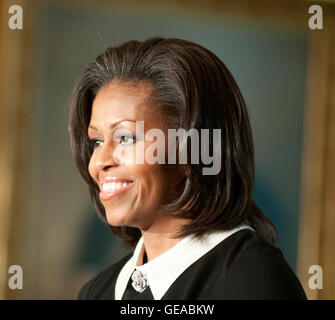 La Première Dame Michelle Obama salue des membres des familles des militaires dans l'East Room de la Maison Blanche. Michelle Obama et des membres des familles des militaires se rendant sur la Maison Blanche a pris part à la décoration de biscuits. Credit : Patsy Lynch/MediaPunch Banque D'Images