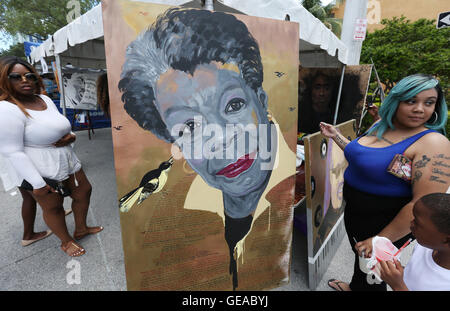 Miami, Floride, USA. 23 juillet, 2016. Les clients du Festival voir fine art portraits près de NW 10th Street à l'assemblée annuelle de l'Overtown Music & Arts Festival le 23 juillet 2016 à Miami, États-Unis. Photo par Sean Drakes/Alamy Live News Banque D'Images