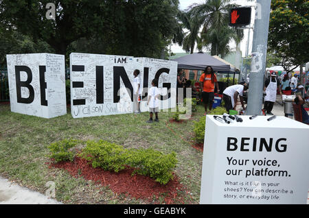 Miami, Floride, USA. 23 juillet, 2016. Installation d'art public interactif monté près de NW 10th Street à l'assemblée annuelle de l'Overtown Music & Arts Festival le 23 juillet 2016 à Miami, États-Unis. Photo par Sean Drakes/Alamy Live News Banque D'Images